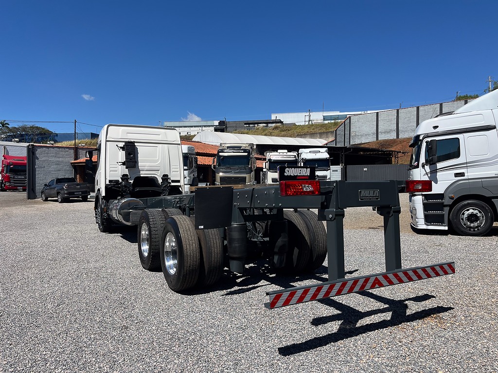 Caminhão SCANIA P360 Chassis ANO 2022 de Siqueira Caminhões em São Paulo