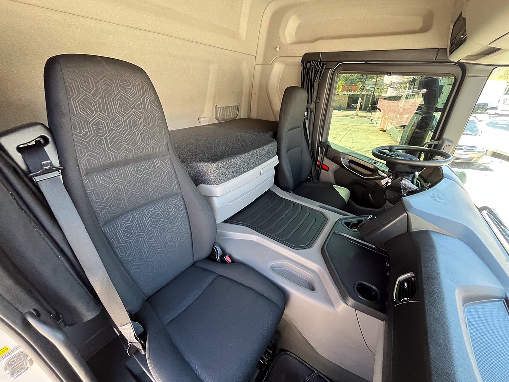 Caminhão SCANIA P360 Chassis ANO 2022 de Siqueira Caminhões em São Paulo