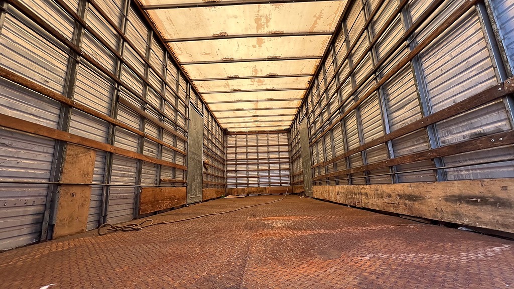 Caminhão VOLVO VM 260 Baú Furgão ANO 2010 de Siqueira Caminhões em São Paulo