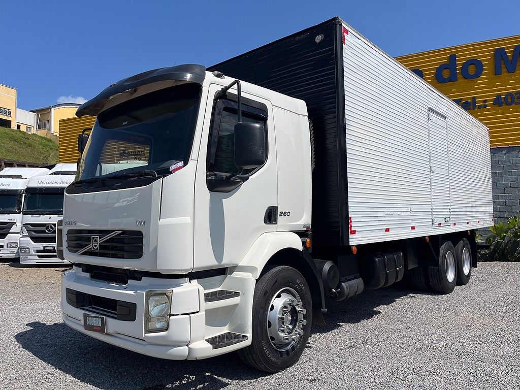 Caminhão VOLVO VM 260 Baú Furgão ANO 2010 de Siqueira Caminhões em São Paulo
