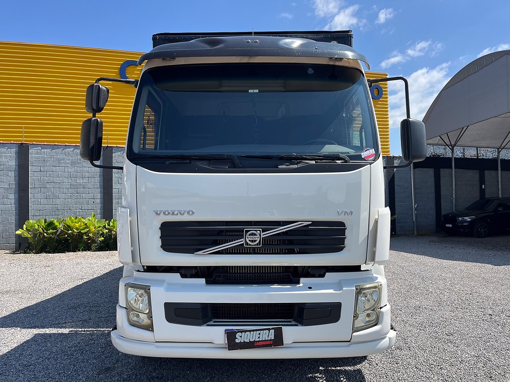 Caminhão VOLVO VM 260 Baú Furgão ANO 2010 de Siqueira Caminhões em São Paulo