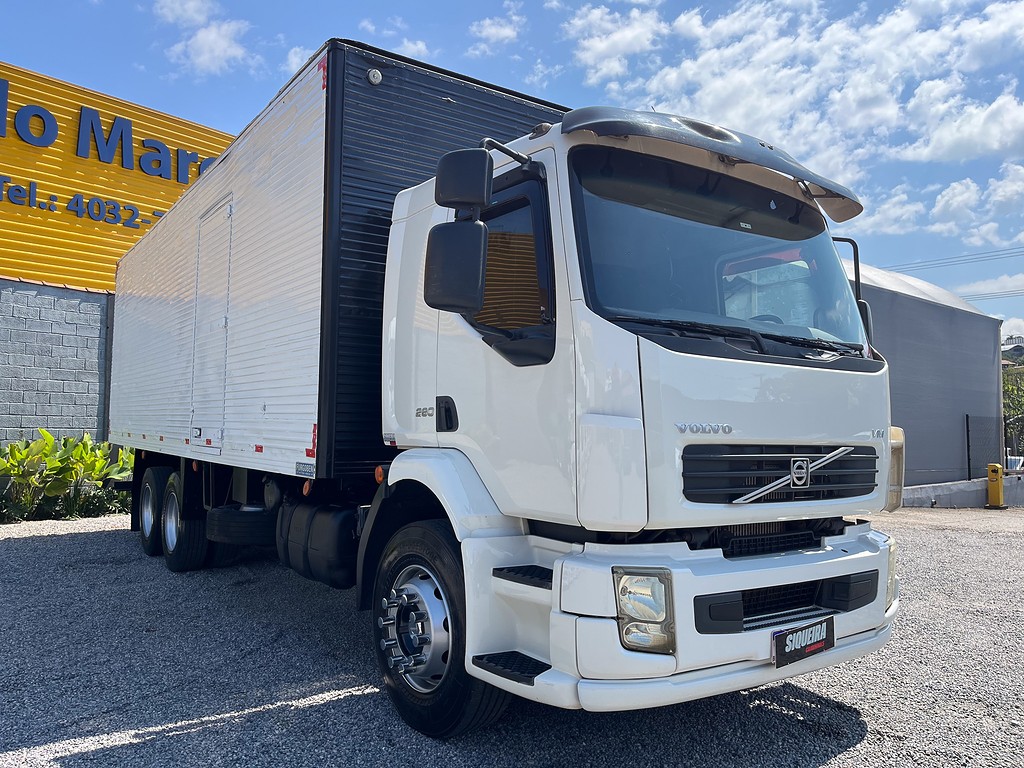 Caminhão VOLVO VM 260 Baú Furgão ANO 2010 de Siqueira Caminhões em São Paulo