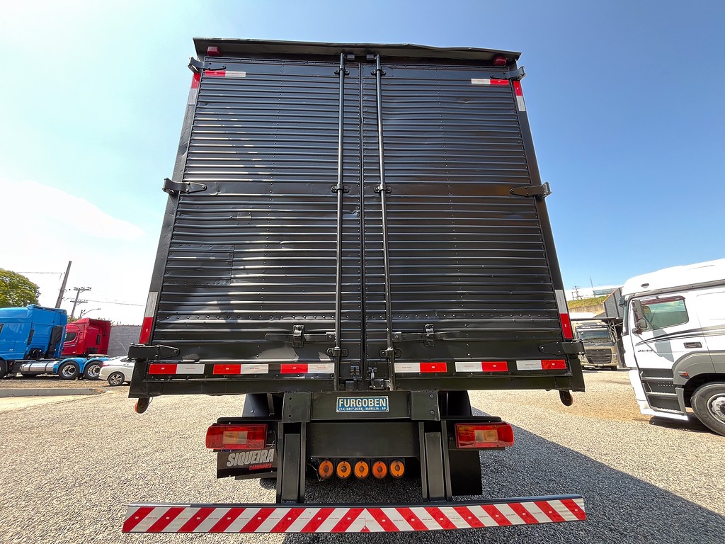 Caminhão VOLVO VM 260 Baú Furgão ANO 2010 de Siqueira Caminhões em São Paulo