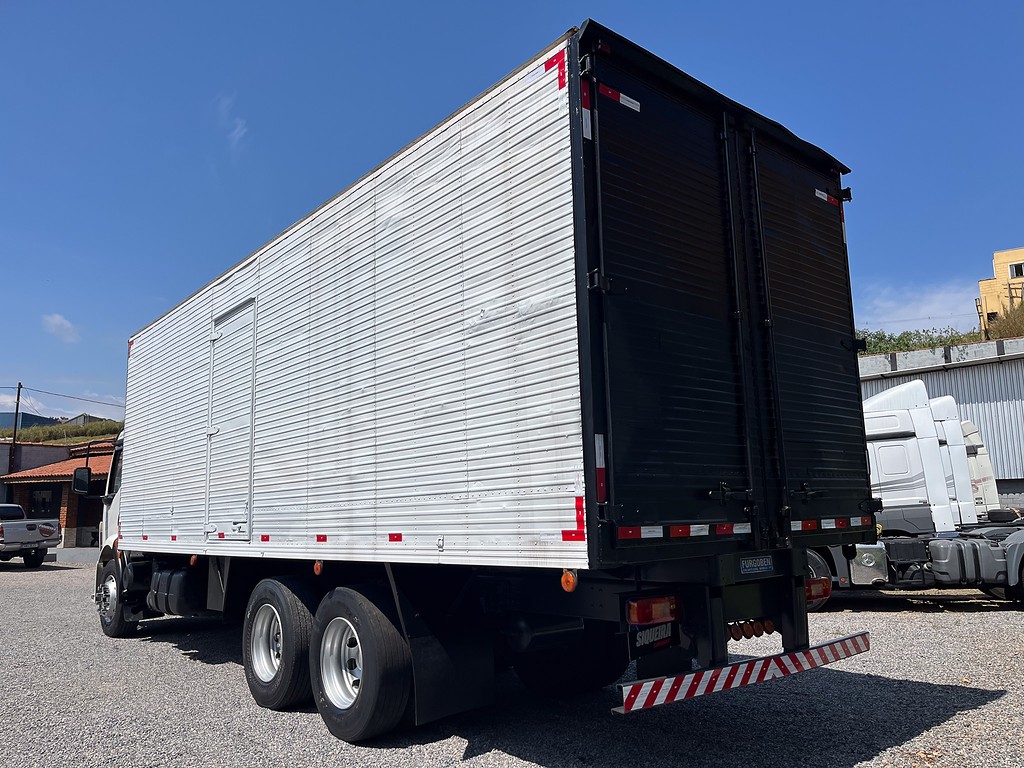 Caminhão VOLVO VM 260 Baú Furgão ANO 2010 de Siqueira Caminhões em São Paulo