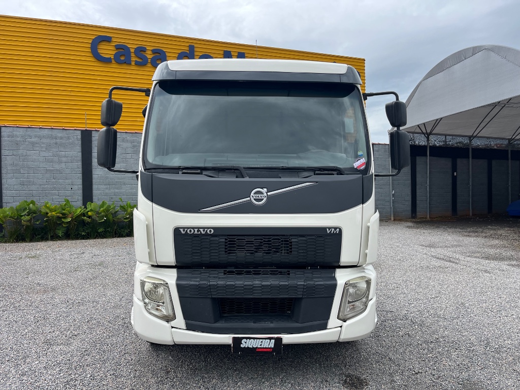 Caminhão VOLVO VM 330 Chassis ANO 2020 de Siqueira Caminhões em São Paulo