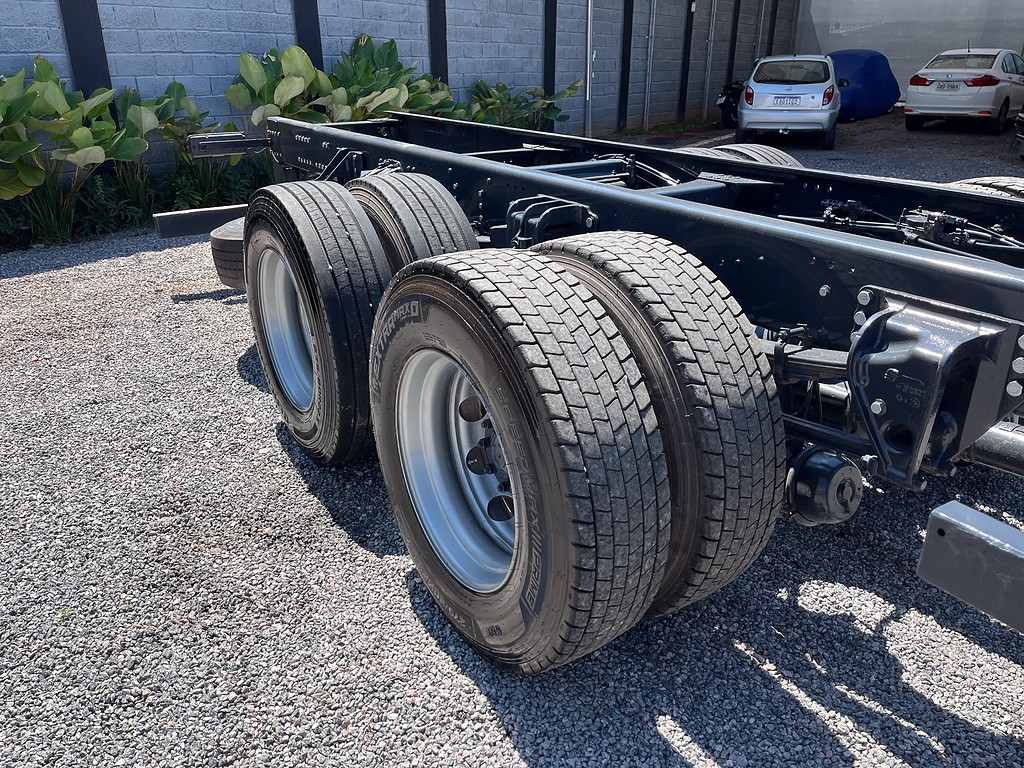 Caminhão VOLVO VM 330 Chassis ANO 2022 de Siqueira Caminhões em São Paulo