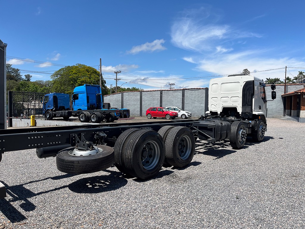 Caminhão VOLVO VM 330 Chassis ANO 2022 de Siqueira Caminhões em São Paulo