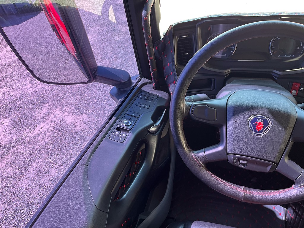 Caminhão SCANIA P360 Carroceria ANO 2024 de Siqueira Caminhões em São Paulo