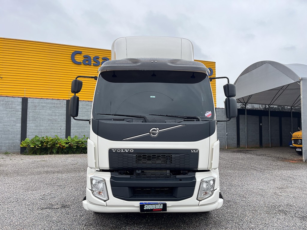 Caminhão VOLVO VM 270 Chassis ANO 2016 de Siqueira Caminhões em São Paulo