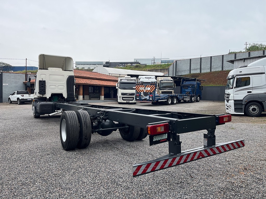 Caminhão VOLVO VM 270 Chassis ANO 2016 de Siqueira Caminhões em São Paulo