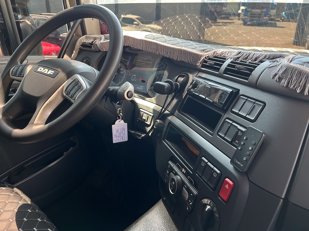Caminhão DAF CF 300 Chassis ANO 2024 de Siqueira Caminhões em São Paulo