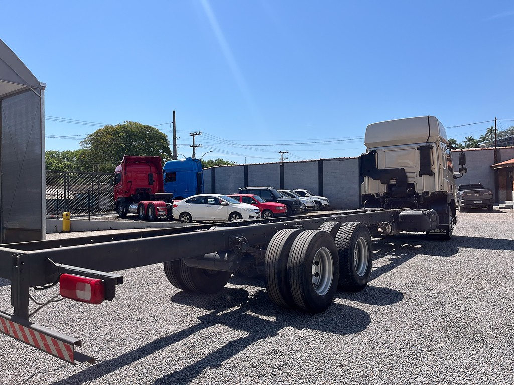 Caminhão DAF CF 300 Chassis ANO 2024 de Siqueira Caminhões em São Paulo