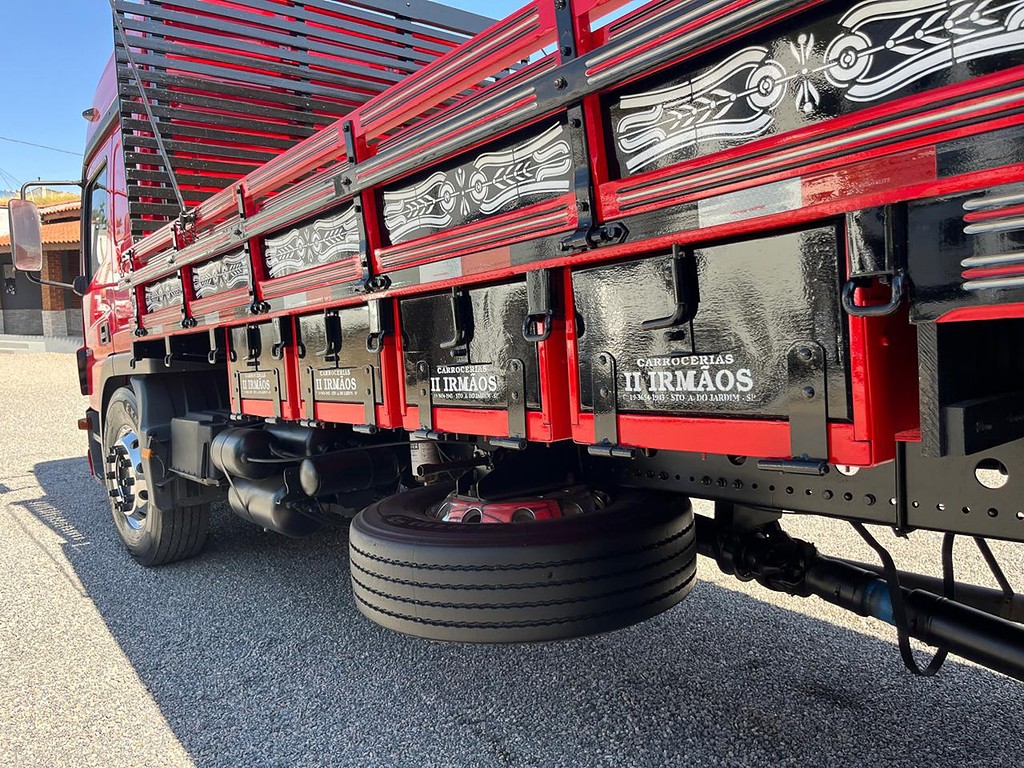 Caminhão MERCEDES BENZ MB 2430 Carroceria ANO 2014 de Siqueira Caminhões em São Paulo