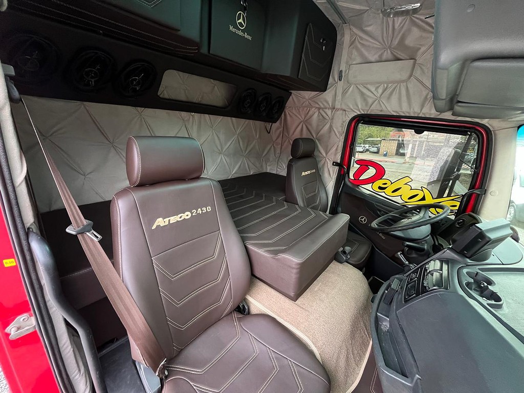 Caminhão MERCEDES BENZ MB 2430 Carroceria ANO 2014 de Siqueira Caminhões em São Paulo