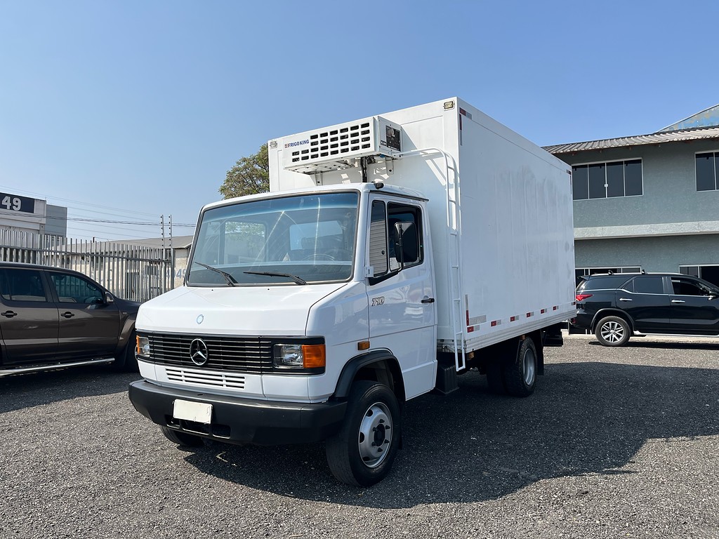 Caminhão MERCEDES BENZ MB 710 Baú Furgão ANO 1999 de Oto Junior Caminhões no Paraná