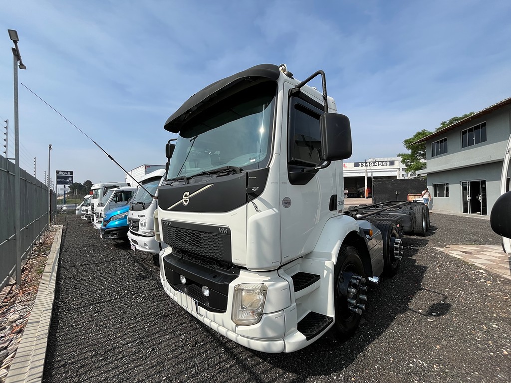 Caminhão VOLVO VM 330 Chassis ANO 2015 de Oto Junior Caminhões no Paraná