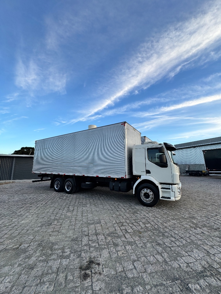 Caminhão VOLVO VM 260 Baú Furgão ANO 2010 de Gobor Seminovos no Paraná
