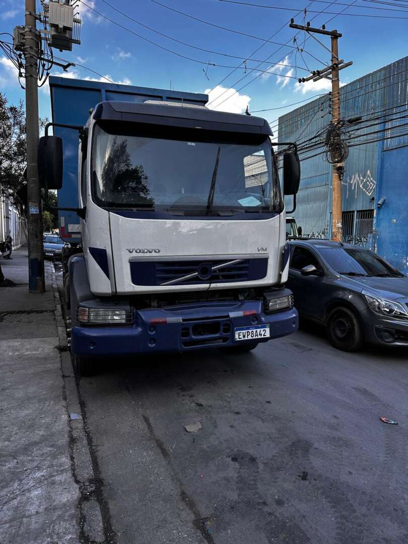Caminhão VOLVO VM 270 Caçamba Basculante ANO 2013 de Denevaldo Faria em São Paulo