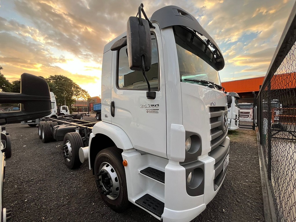 Caminhão VOLKSWAGEN VW 24280 Chassis ANO 2013 de R Caminhões em São Paulo