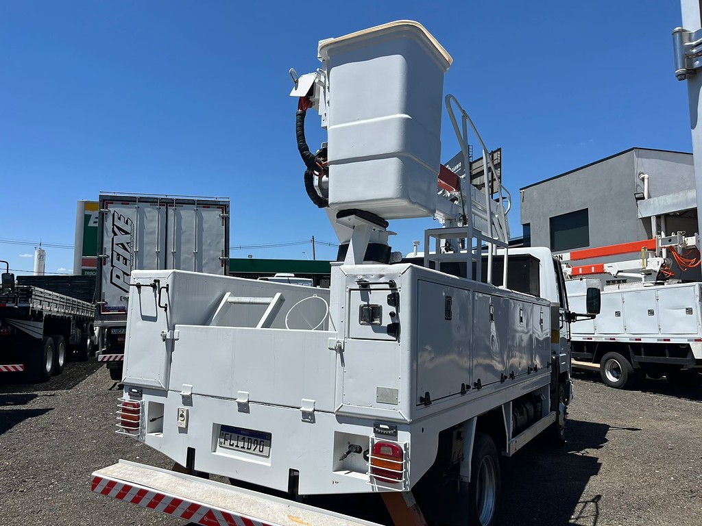 Caminhão FORD CARGO 816 Cesto Aereo ANO 2013 de R Caminhões em São Paulo