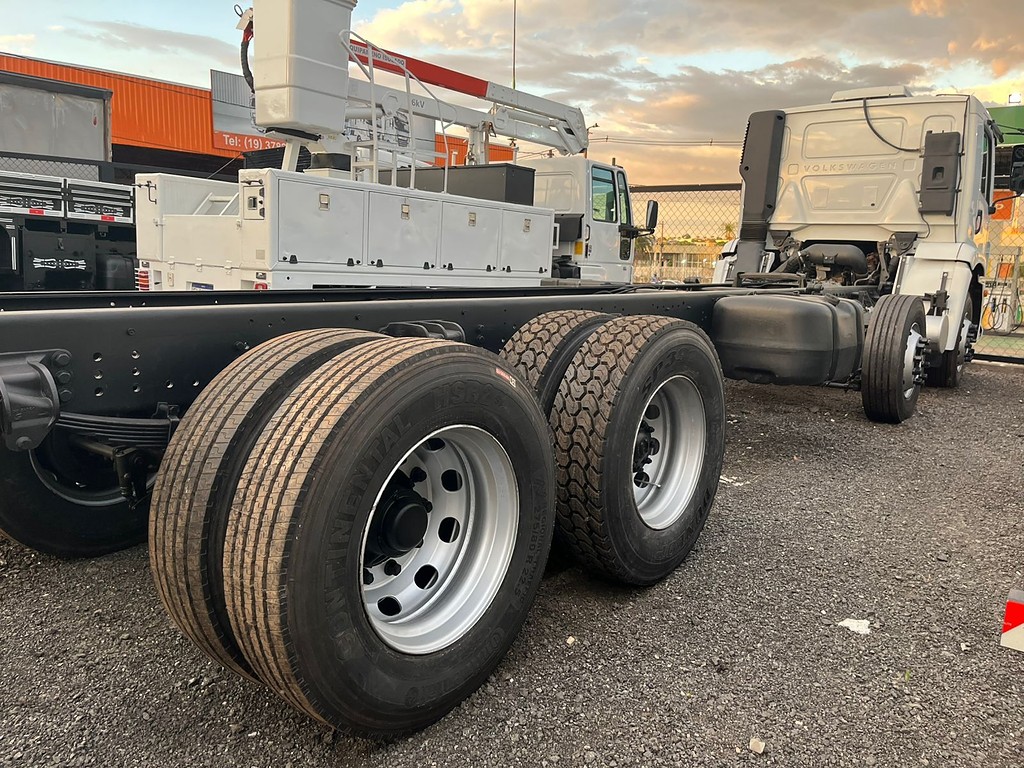 Caminhão VOLKSWAGEN VW 24280 Chassis ANO 2013 de R Caminhões em São Paulo