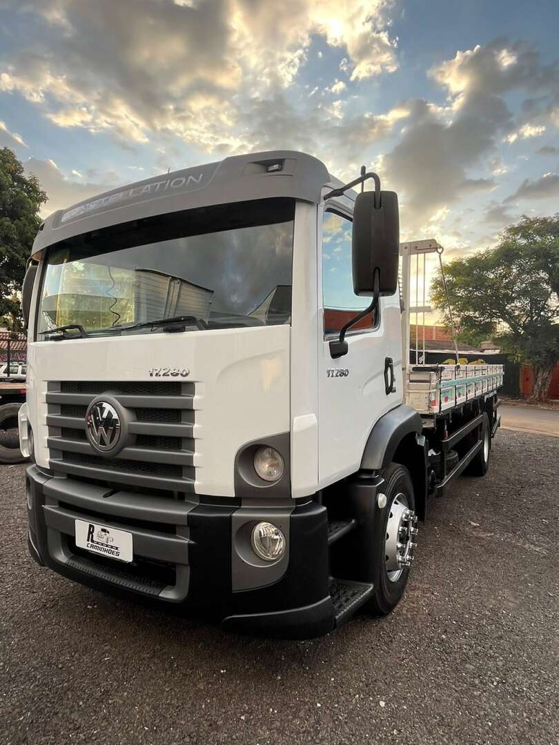 Caminhão VOLKSWAGEN VW 17280 Carroceria ANO 2019 de R Caminhões em São Paulo