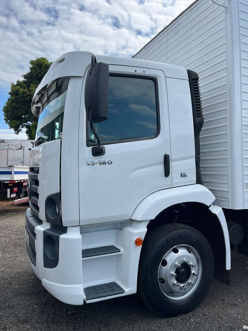 Caminhão VOLKSWAGEN VW 13180 Baú Furgão ANO 2009 de R Caminhões em São Paulo