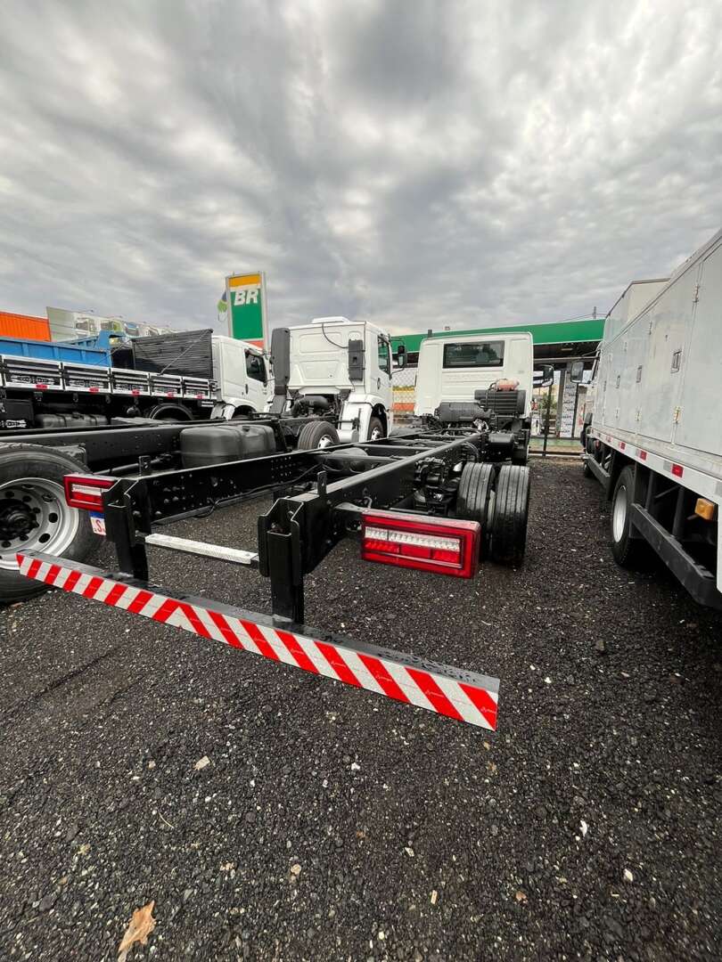 Caminhão VOLKSWAGEN VW 11180 Chassis ANO 2024 de R Caminhões em São Paulo