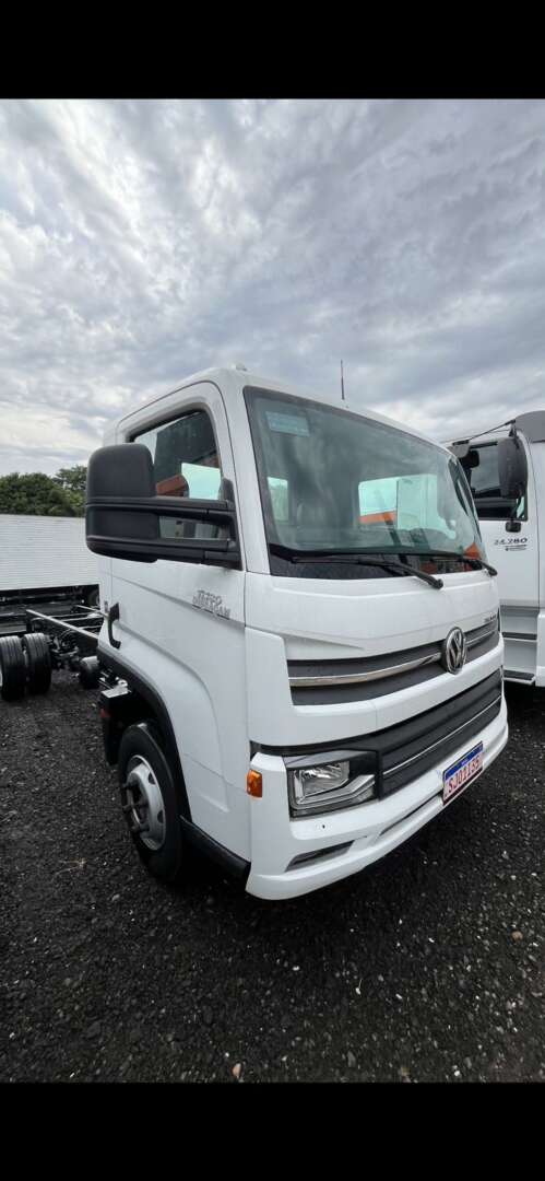Caminhão VOLKSWAGEN VW 11180 Chassis ANO 2024 de R Caminhões em São Paulo