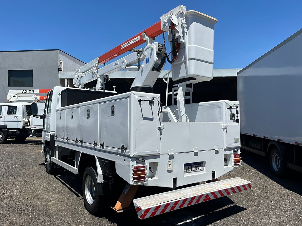 Caminhão FORD CARGO 816 Cesto Aereo ANO 2013 de R Caminhões em São Paulo