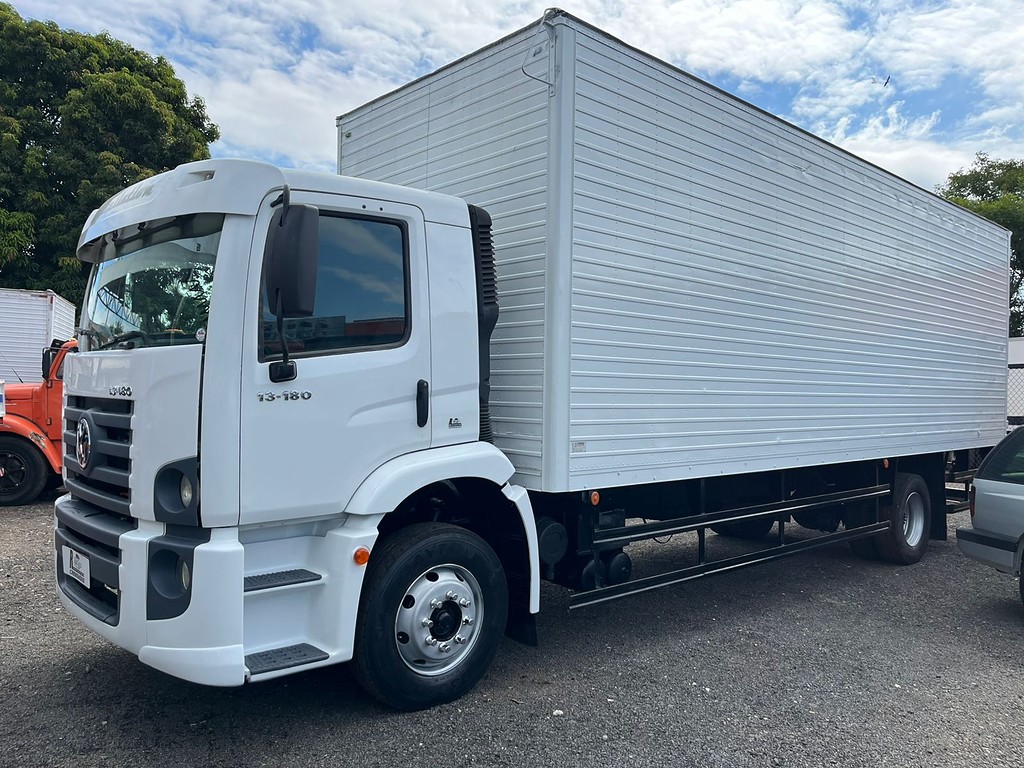 Caminhão VOLKSWAGEN VW 13180 Baú Furgão ANO 2009 de R Caminhões em São Paulo