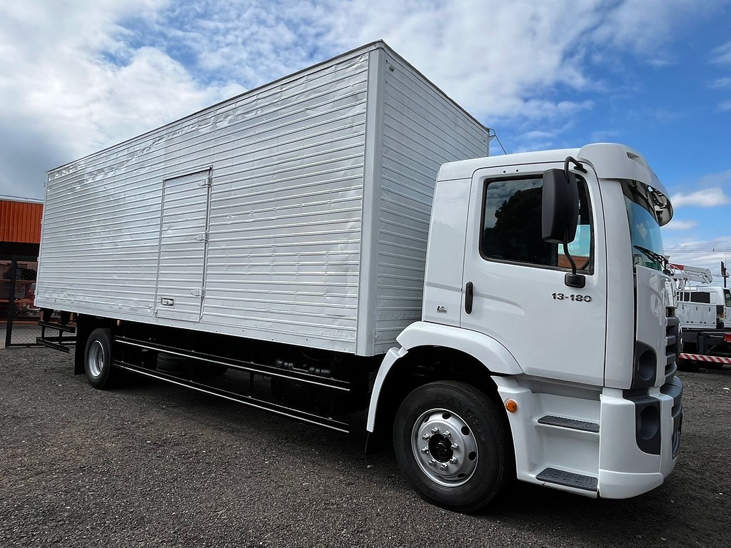 Caminhão VOLKSWAGEN VW 13180 Baú Furgão ANO 2009 de R Caminhões em São Paulo