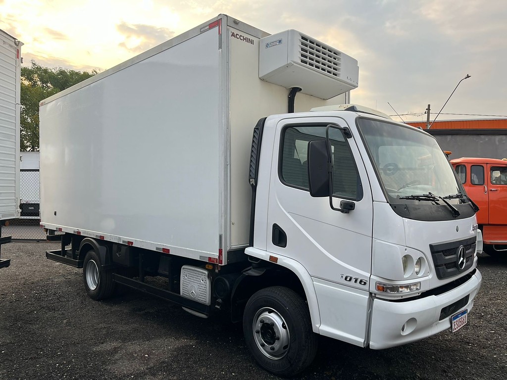Caminhão MERCEDES BENZ MB 1016 Baú Refrigerado ANO 2012 de R Caminhões em São Paulo