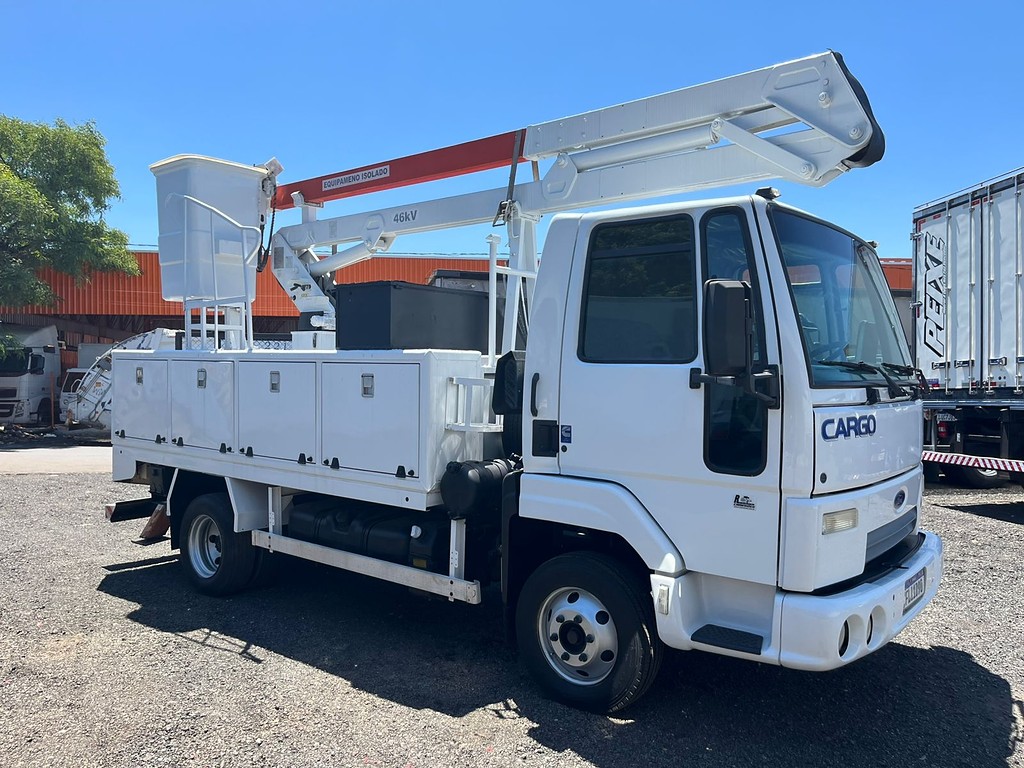 Caminhão FORD CARGO 816 Cesto Aereo ANO 2013 de R Caminhões em São Paulo