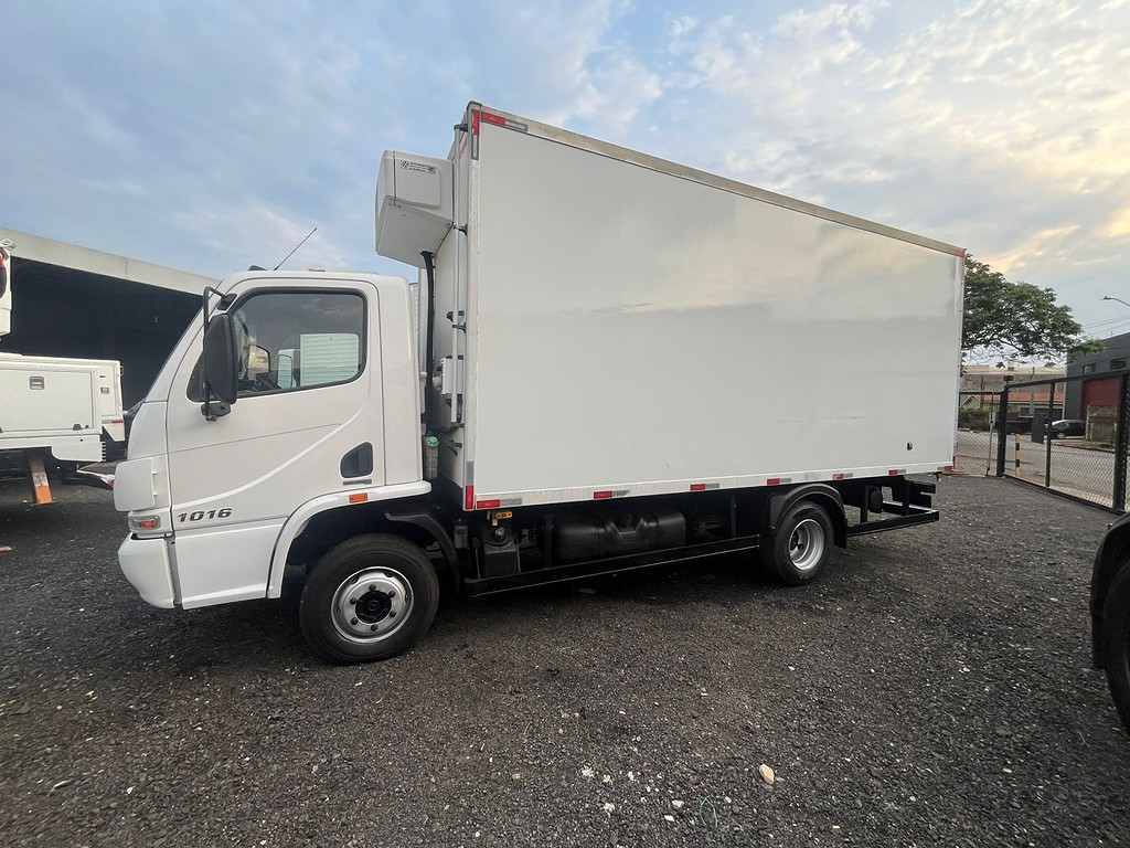 Caminhão MERCEDES BENZ MB 1016 Baú Refrigerado ANO 2012 de R Caminhões em São Paulo