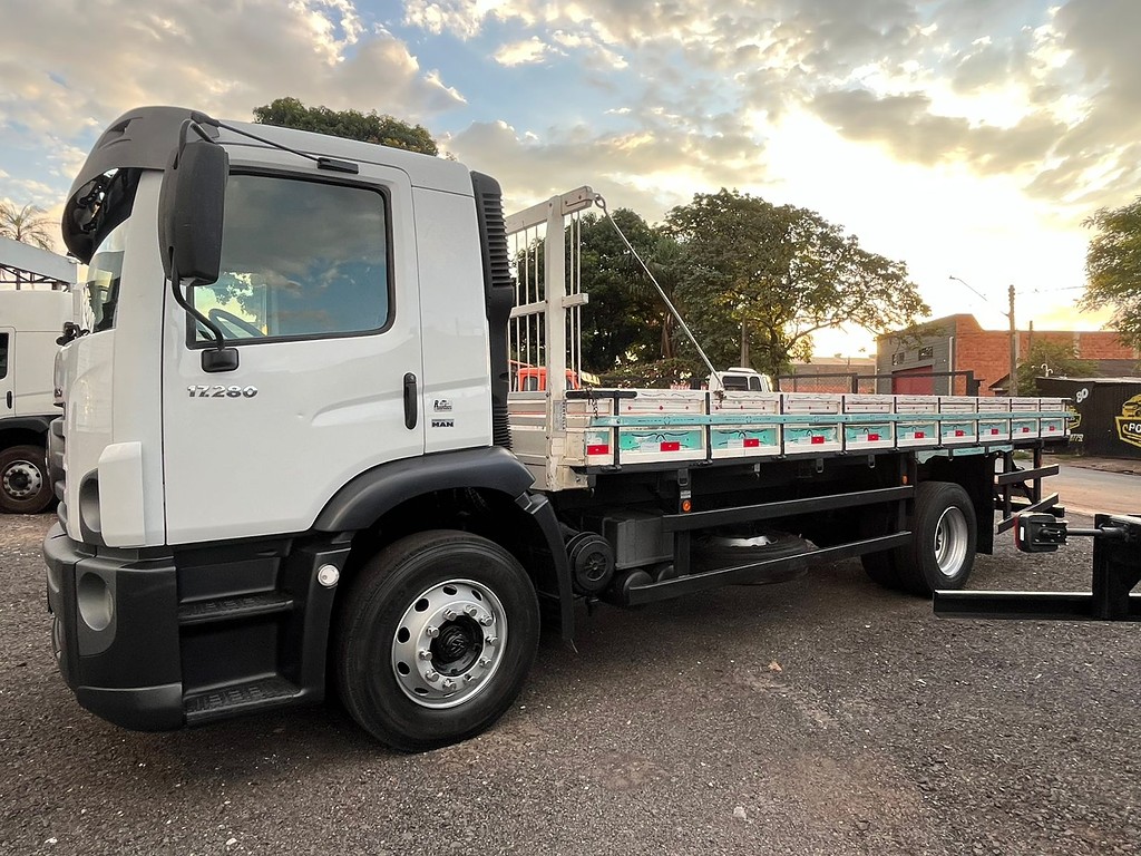 Caminhão VOLKSWAGEN VW 17280 Carroceria ANO 2019 de R Caminhões em São Paulo