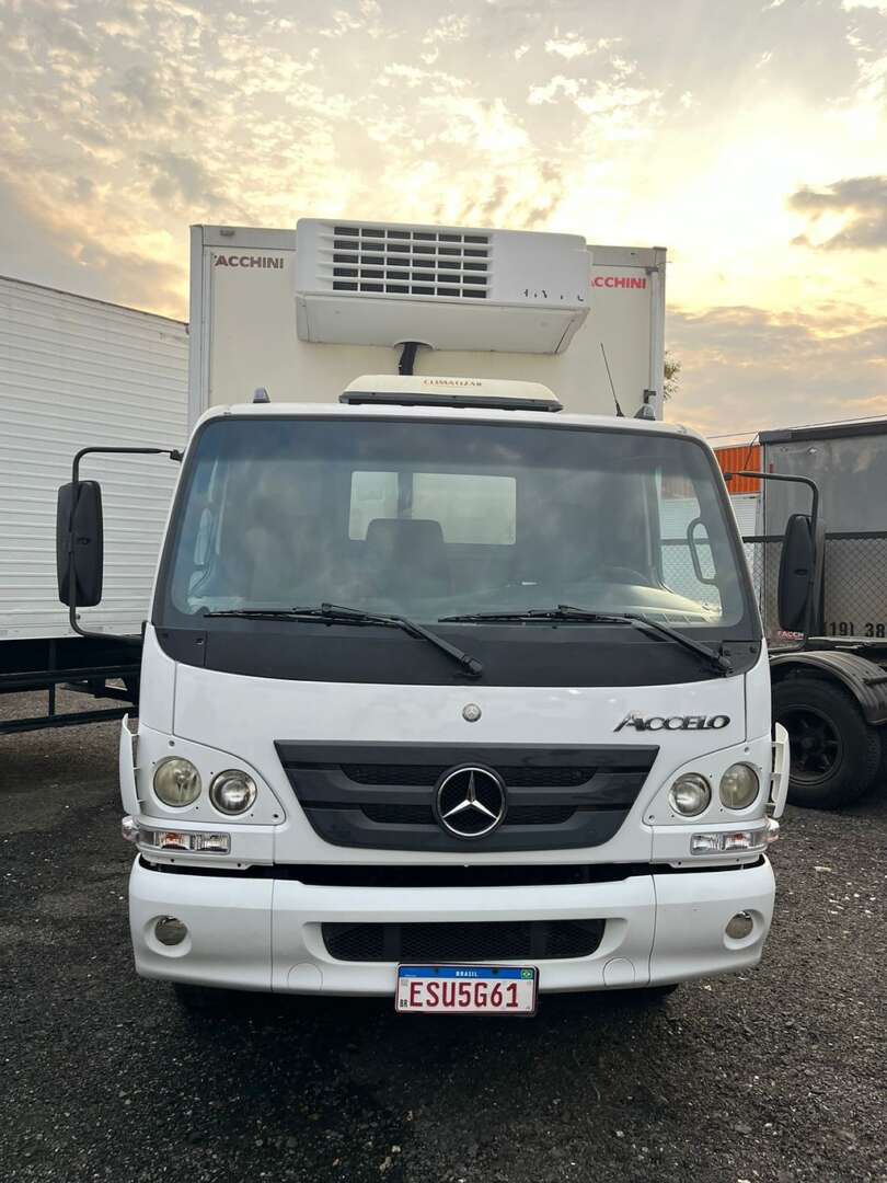 Caminhão MERCEDES BENZ MB 1016 Baú Refrigerado ANO 2012 de R Caminhões em São Paulo