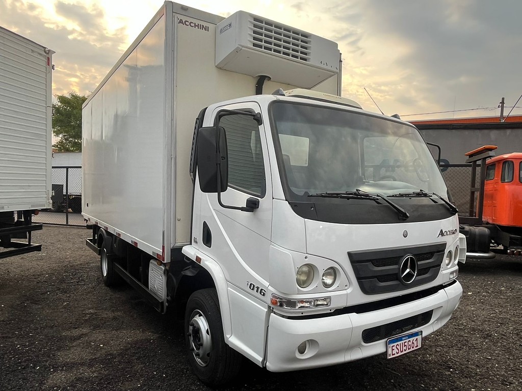Caminhão MERCEDES BENZ MB 1016 Baú Refrigerado ANO 2012 de R Caminhões em São Paulo