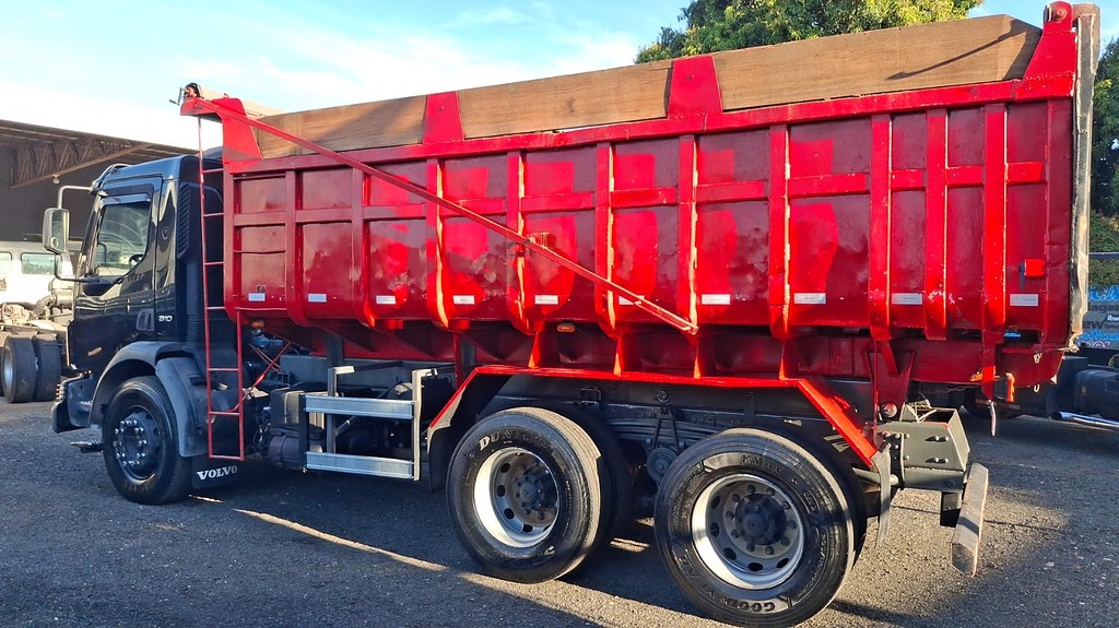 Caminhão VOLVO VM 310 Caçamba Basculante ANO 2007 de R Caminhões em São Paulo