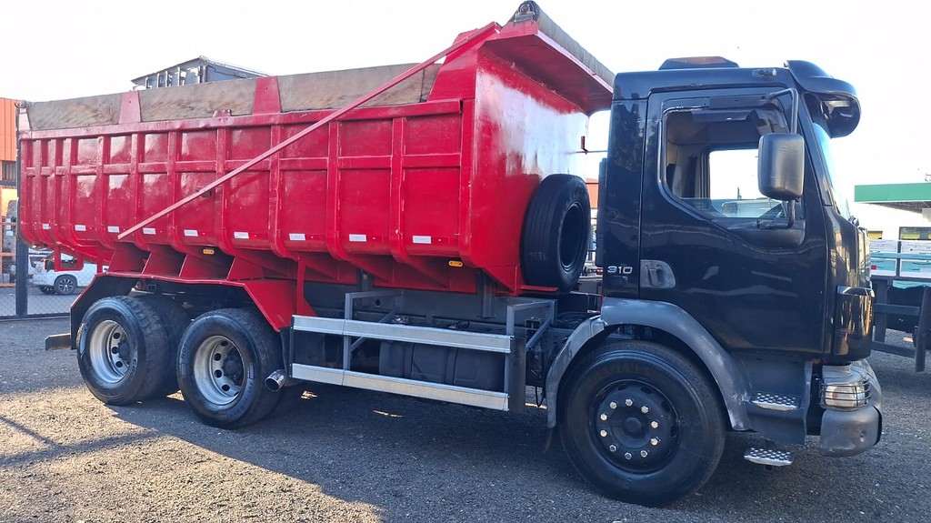 Caminhão VOLVO VM 310 Caçamba Basculante ANO 2007 de R Caminhões em São Paulo