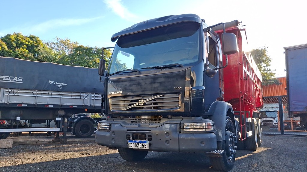 Caminhão VOLVO VM 310 Caçamba Basculante ANO 2007 de R Caminhões em São Paulo