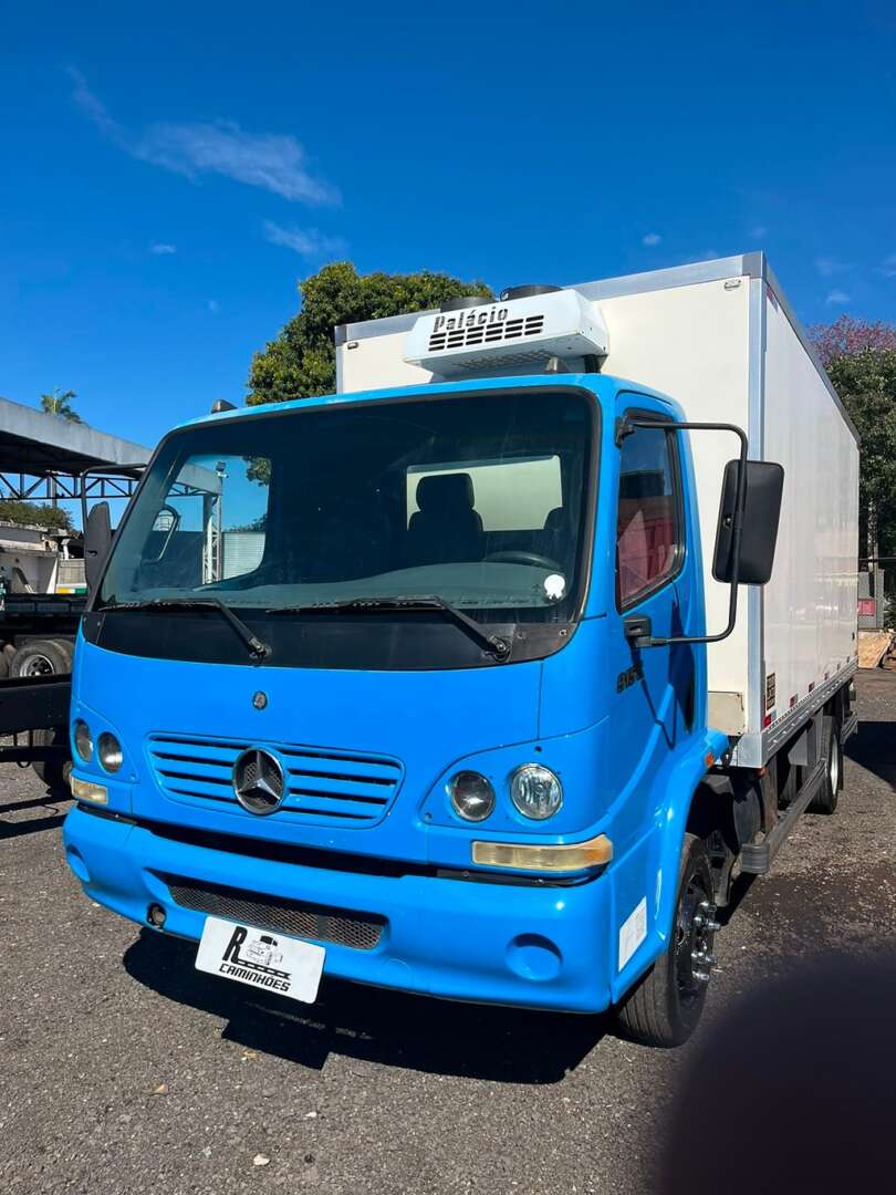 Caminhão MERCEDES BENZ MB 915 Baú Refrigerado ANO 2004 de R Caminhões em São Paulo