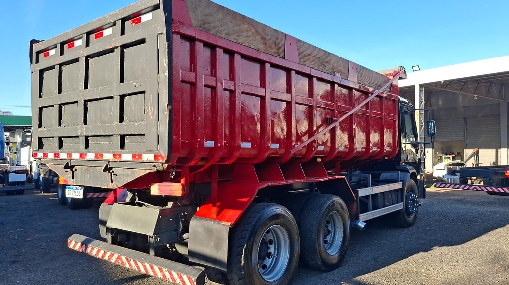 Caminhão VOLVO VM 310 Caçamba Basculante ANO 2007 de R Caminhões em São Paulo