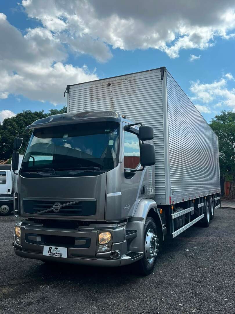 Caminhão VOLVO VM 270 Baú Furgão ANO 2013