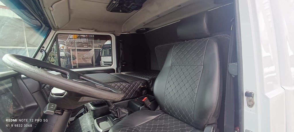 Caminhão VOLKSWAGEN VW 8160 Baú Furgão ANO 2015 de Vieira Caminhões no Paraná