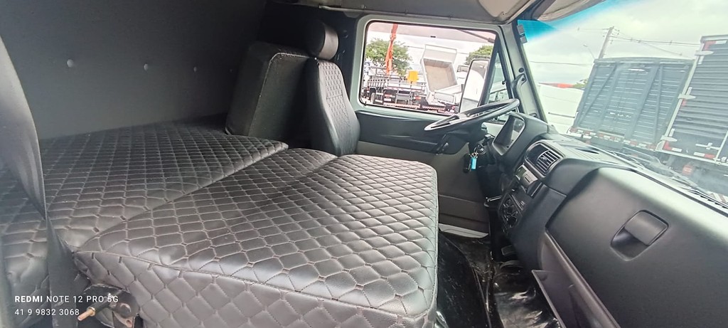 Caminhão VOLKSWAGEN VW 8160 Baú Furgão ANO 2015 de Vieira Caminhões no Paraná