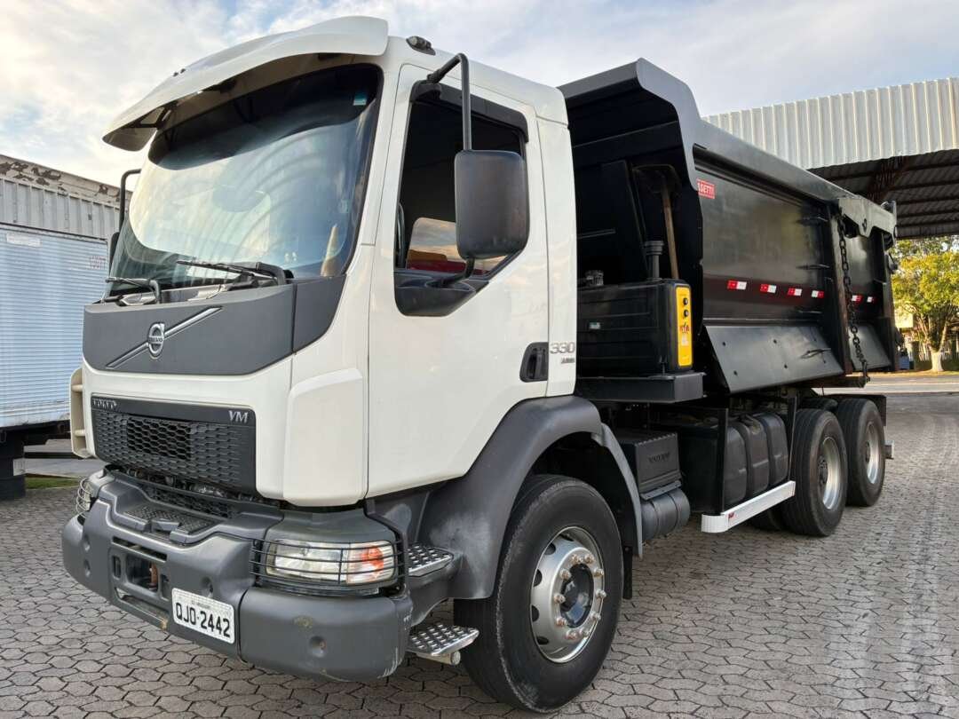 Caminhão VOLVO VM 330 Caçamba Basculante ANO 2018 de Vieira Caminhões no Paraná