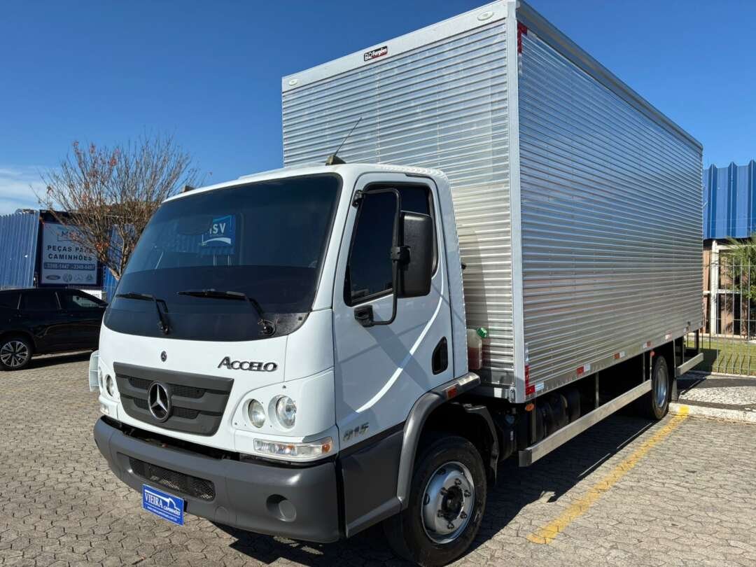 Caminhão MERCEDES BENZ MB 815 Baú Furgão ANO 2023 de Vieira Caminhões no Paraná