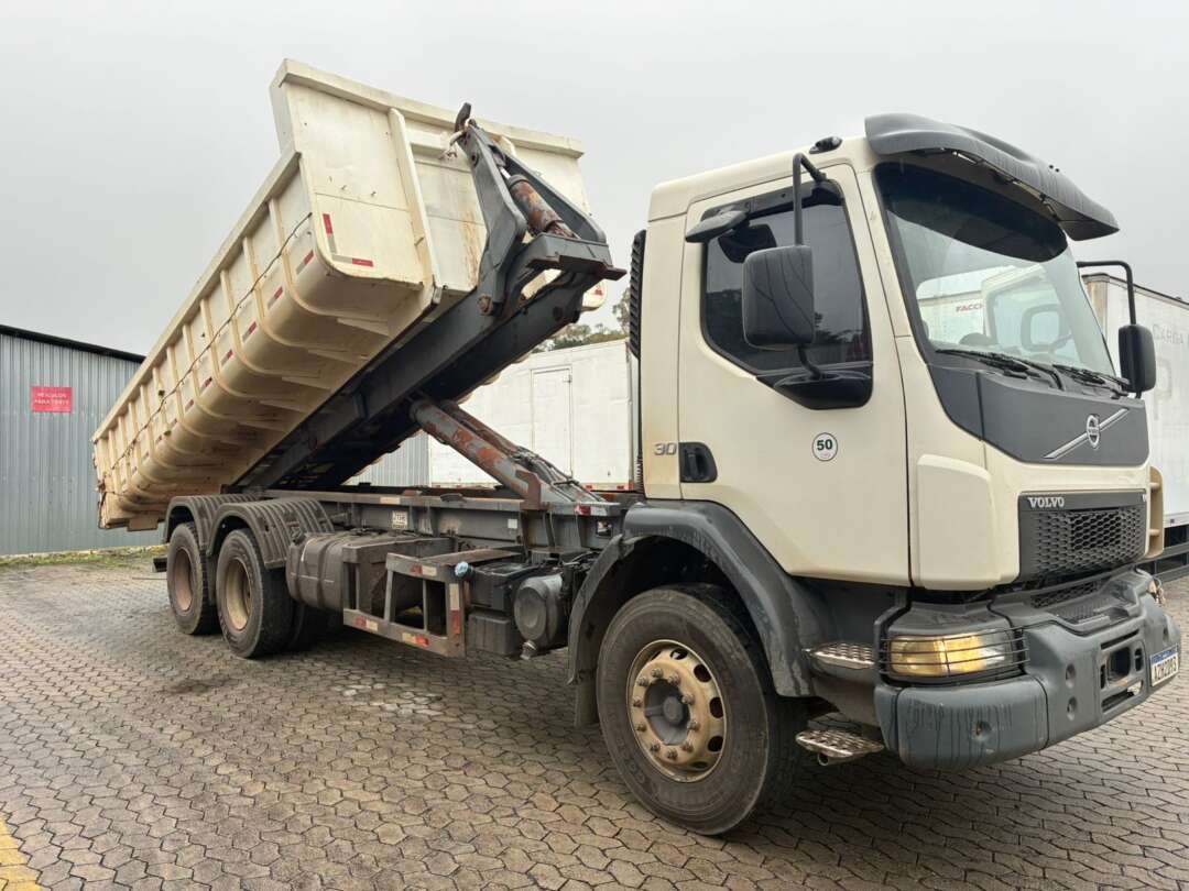 Caminhão VOLVO VM 330 Roll on off ANO 2014 de Vieira Caminhões no Paraná