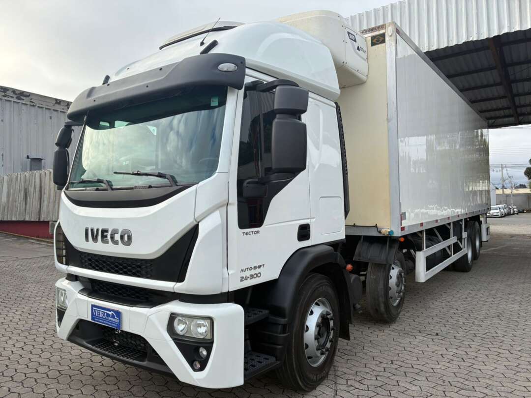 Caminhão IVECO TECTOR 24 300 Baú Refrigerado ANO 2020 de Vieira Caminhões no Paraná